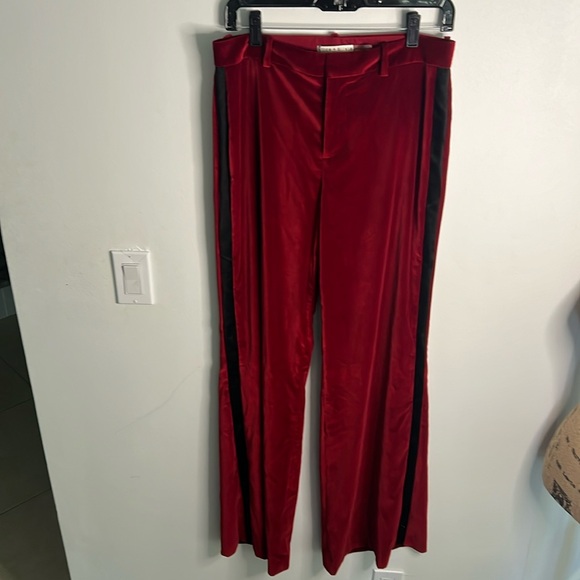 Saks - Picture 4 of 13